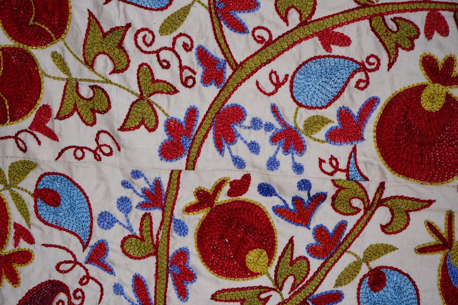 Suzani Tapestry – White Base With Horse And Pomegranate Motifs 3'2'' X 6' photo Textiles