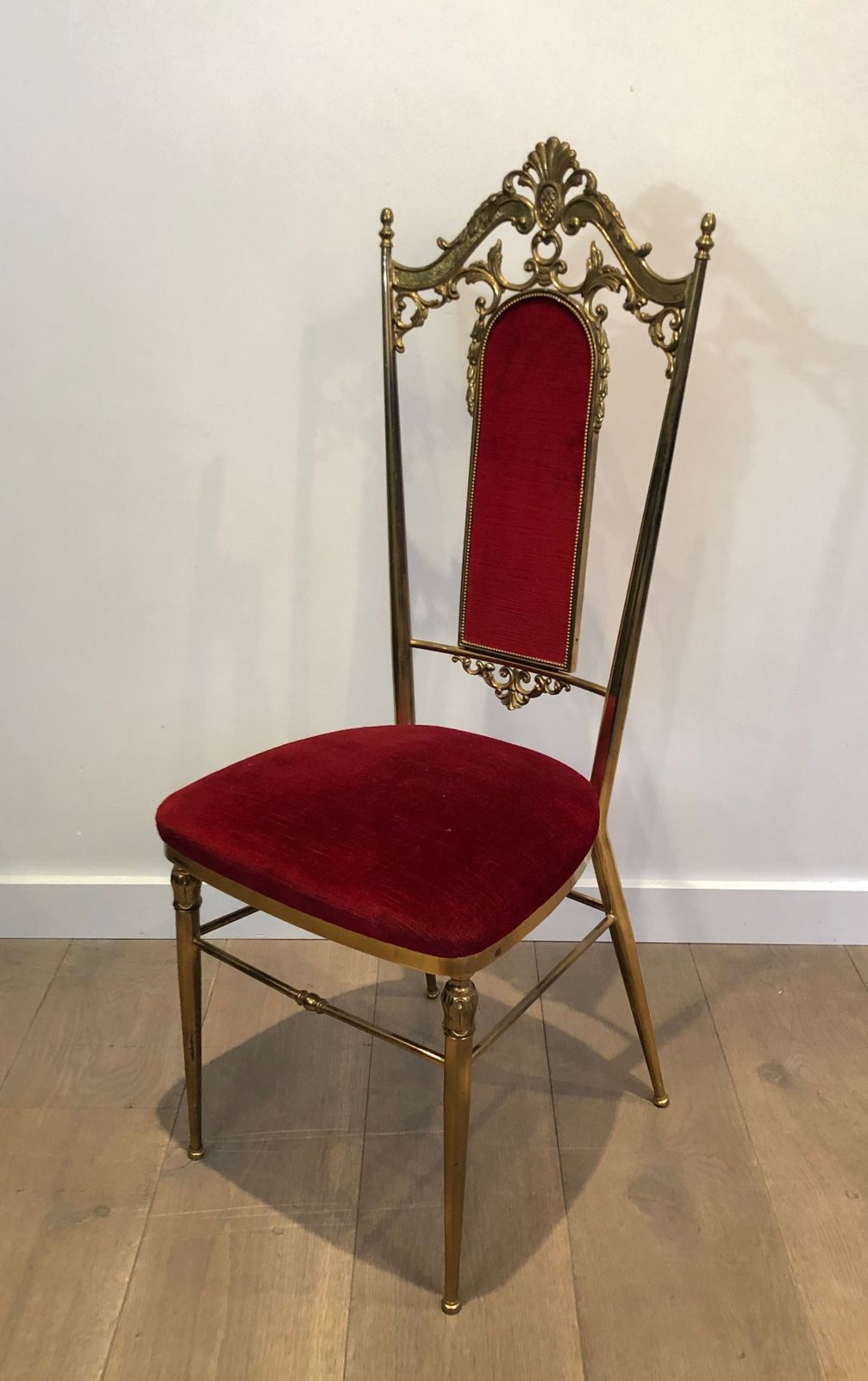 photo vinterior Set Of 4 Brass And Red Velvet Chairs