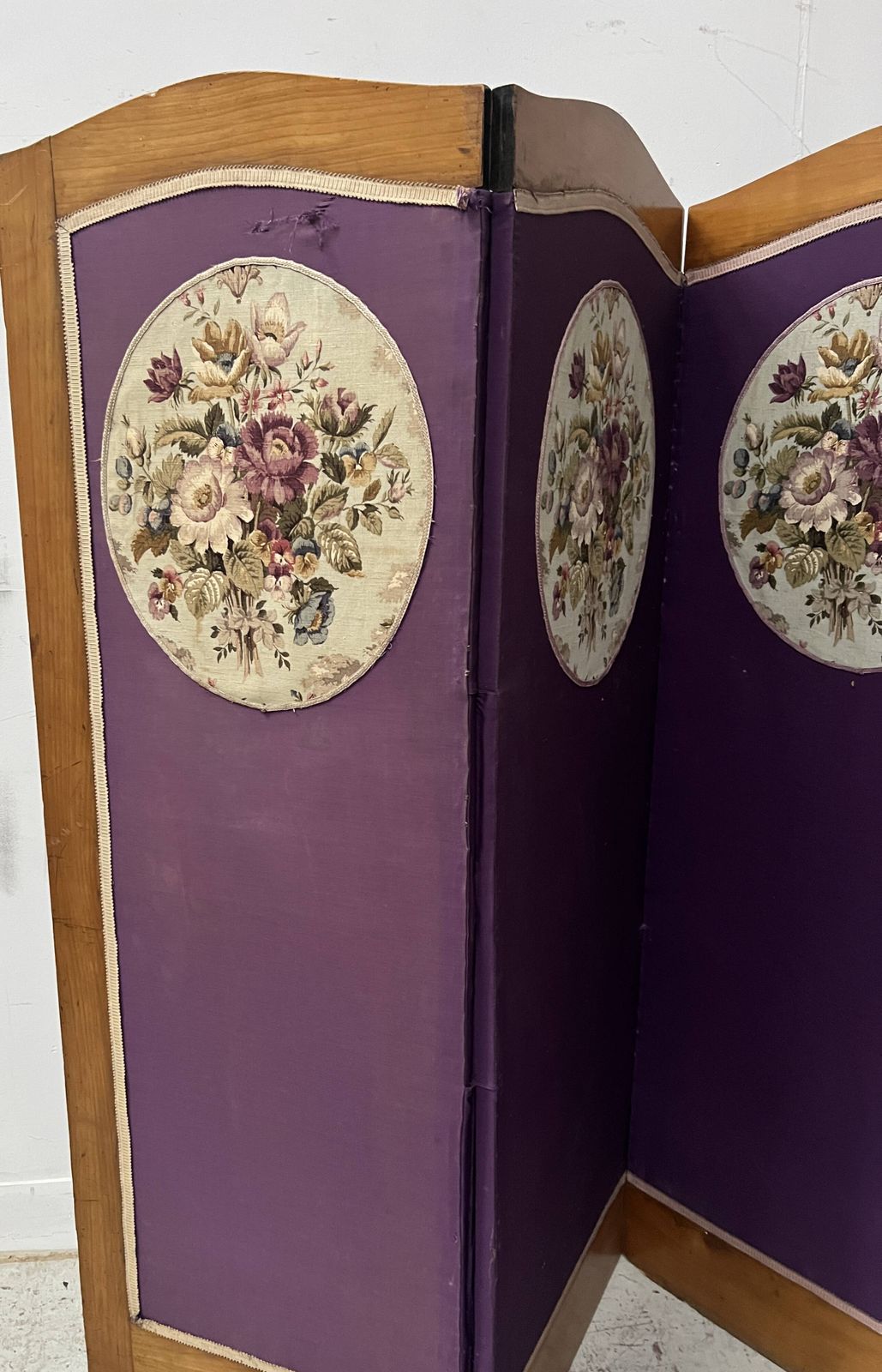 Four Panel Screen Decorated With An Oval Tapestry From The 20th Century. photo vintage
