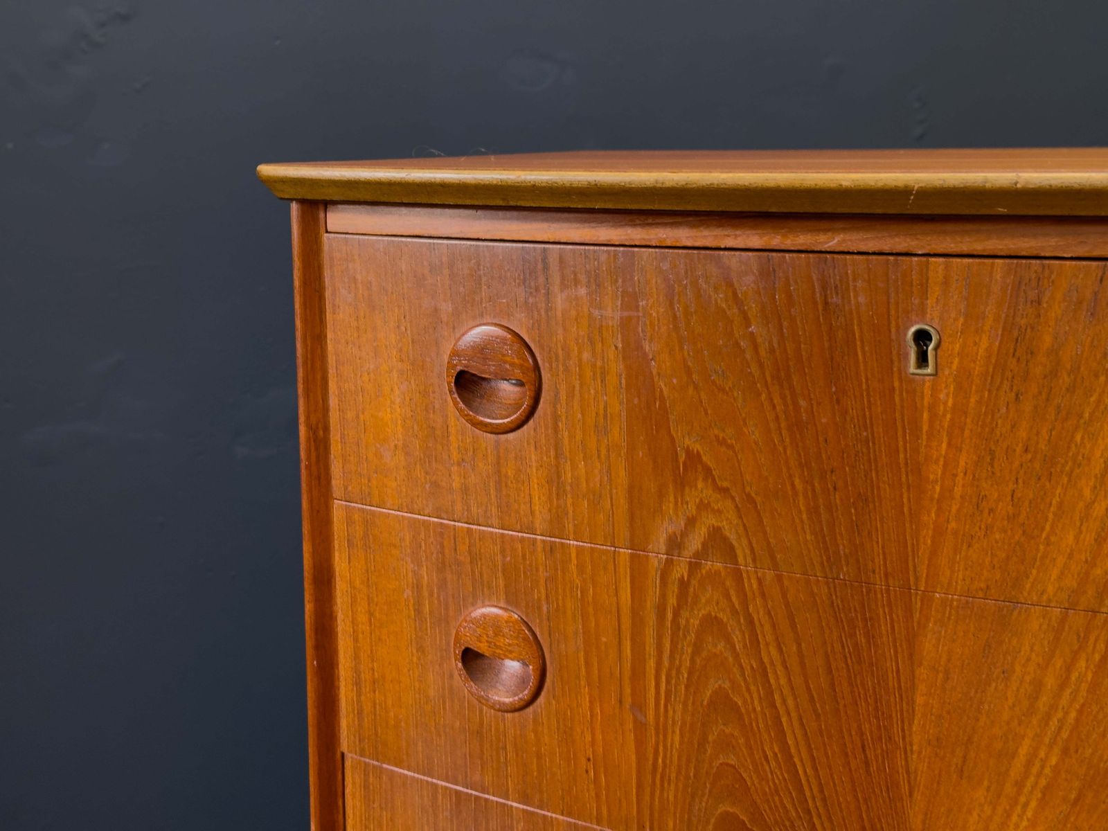 photo vinterior Teak Chest Of Drawers With Round Handles
