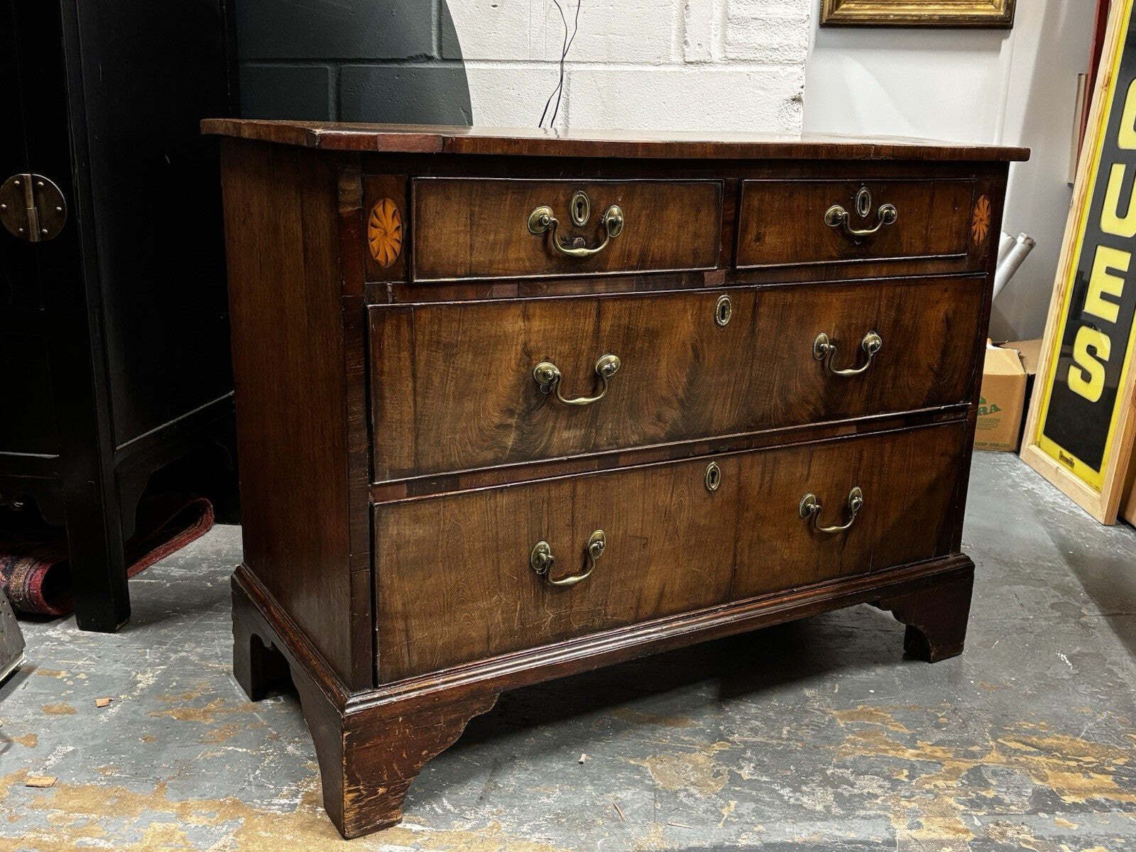 photo vinterior Georgian Walnut & Mahogany Chest Of Drawers.