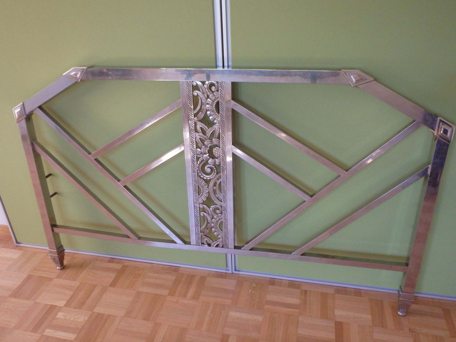 photo vintage Geometrical Spanish Art Deco Nickel Bed Head And Foot Part With Floral Ornaments