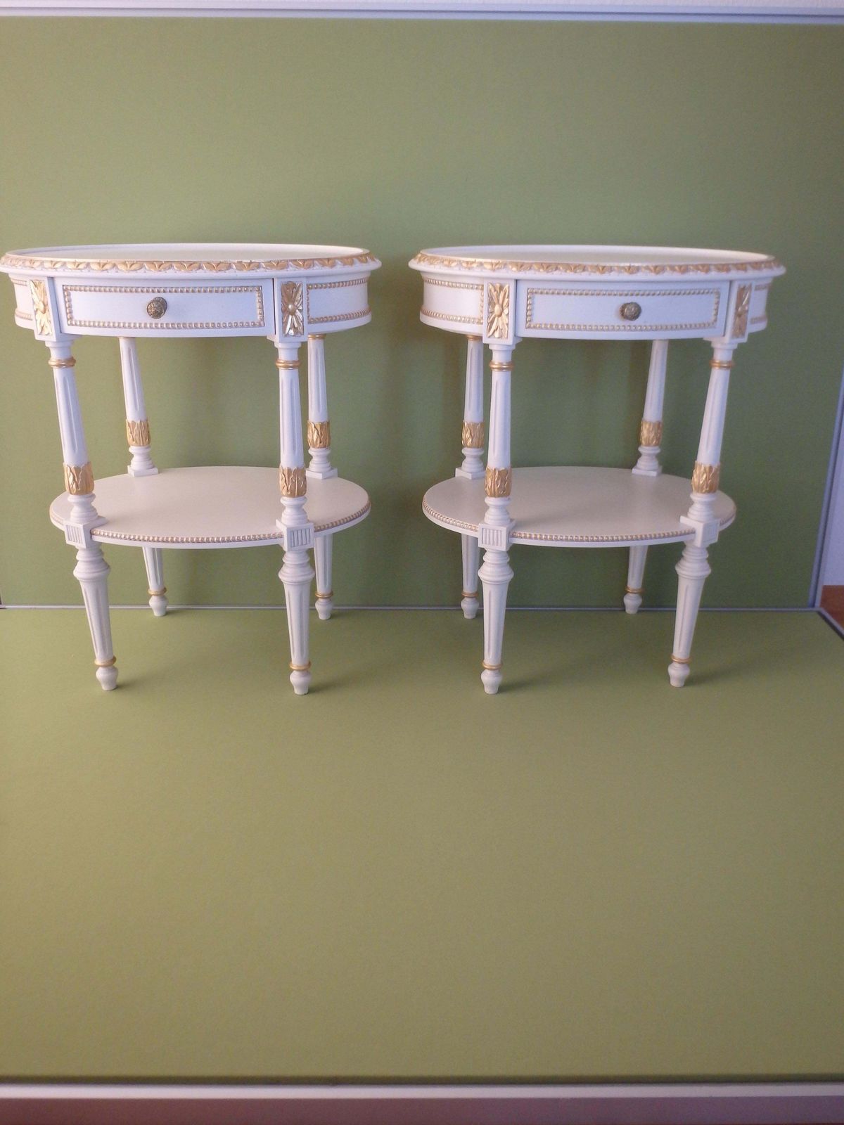 photo vinterior Pair Oval Off White "Craquelee" Night Stands With Golden Elements Emipre Stile