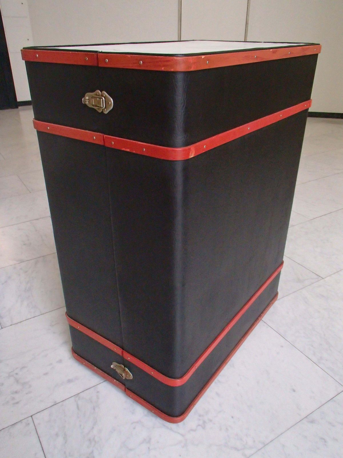 Modern Trunk Bar Black And Red With Sink Inside On Wheels photo furniture