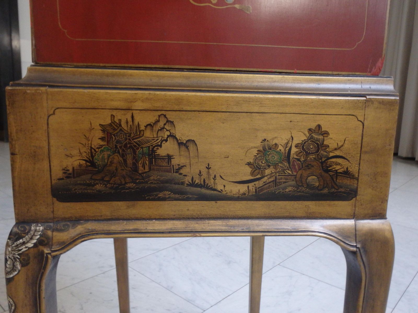 photo vintage 1920 Elegant Japonisem Red And Gold Dry Bar With Sculpted Figures And Pagodes