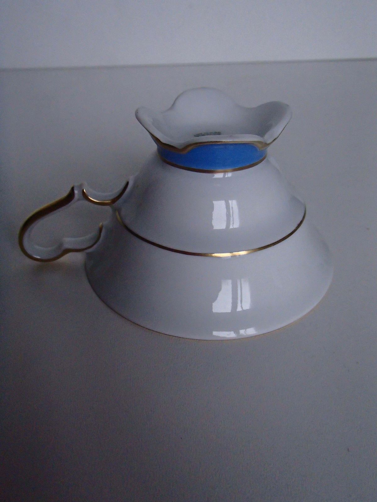 photo vintage Elegant Porcelain Coffee Cup By Hutschenreuther Selb Bavaria Gold Plated