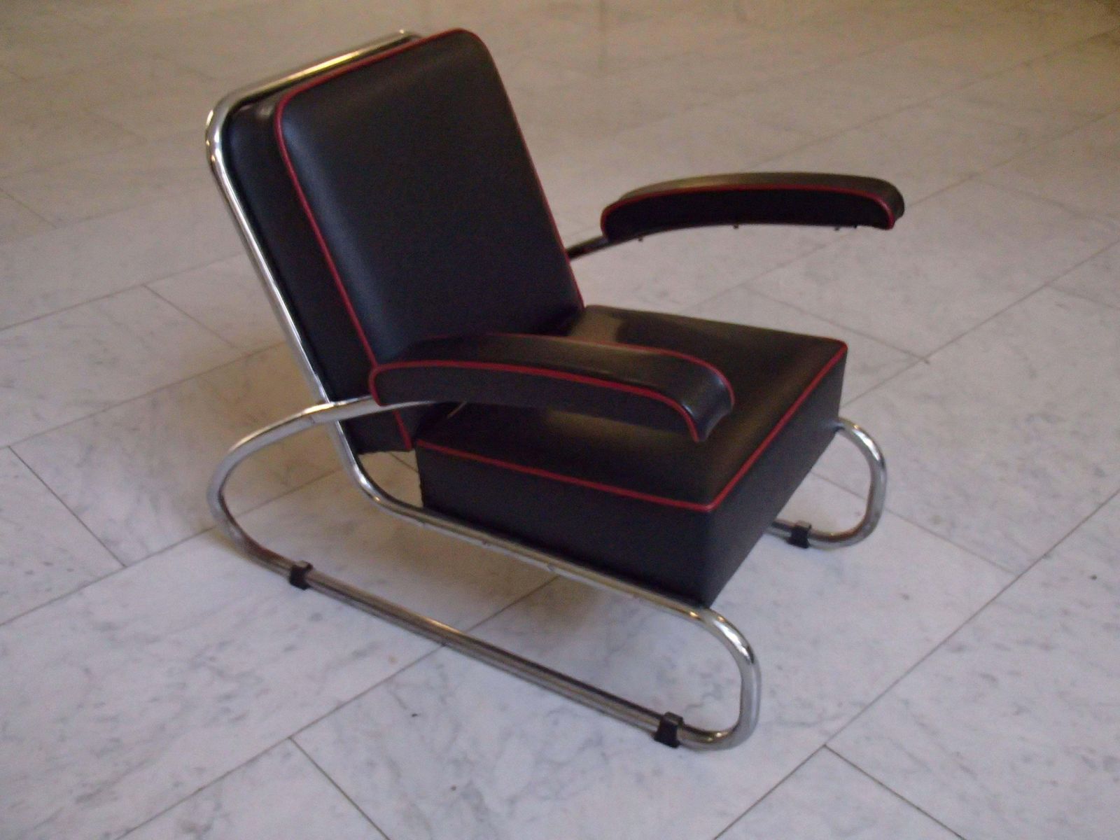 photo furniture Pair Of Gottwald Bauhaus Chrome Black Leather Lounge Chairs Red