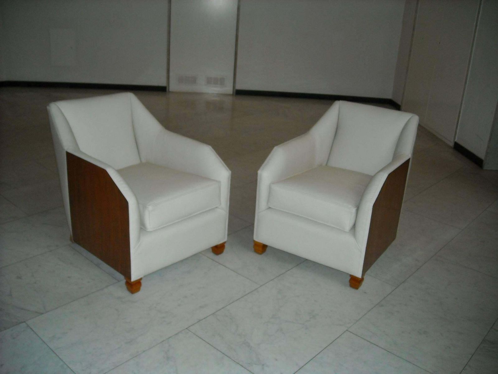 1930 Pair Of Armchairs Off White Leather And Rosewood photo for sale