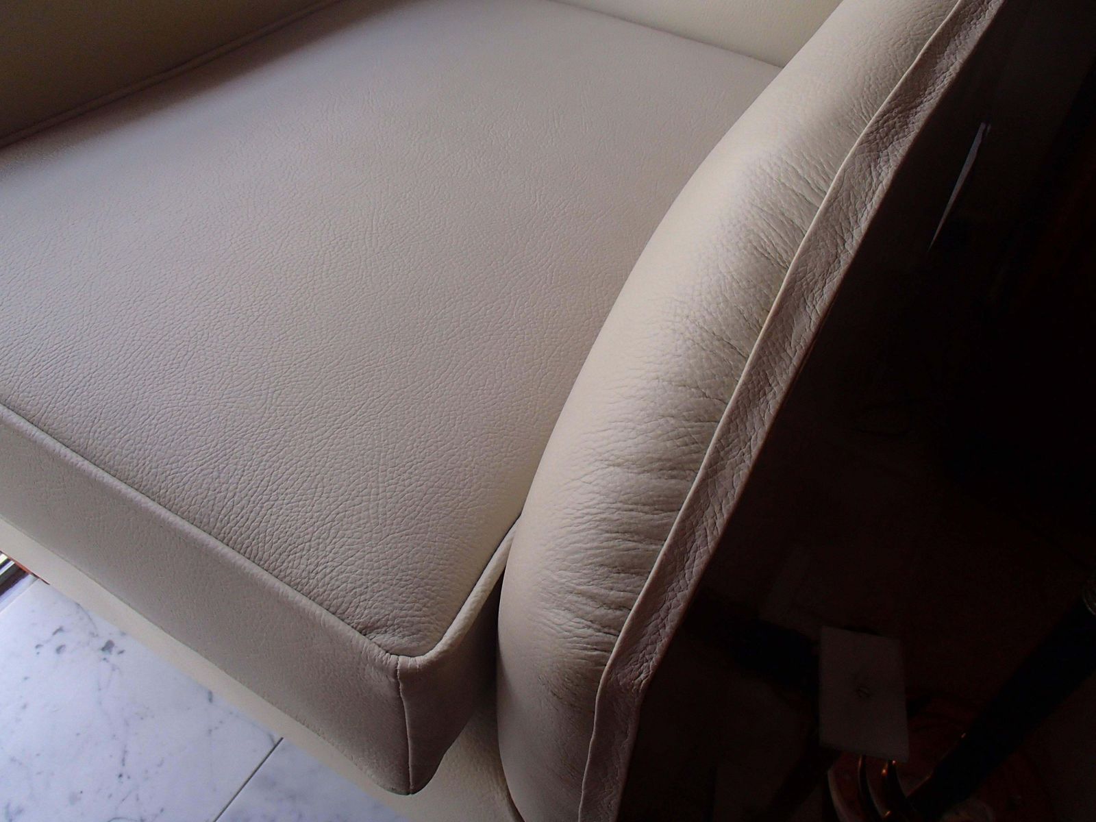 1930 Pair Of Armchairs Off White Leather And Rosewood photo vintage