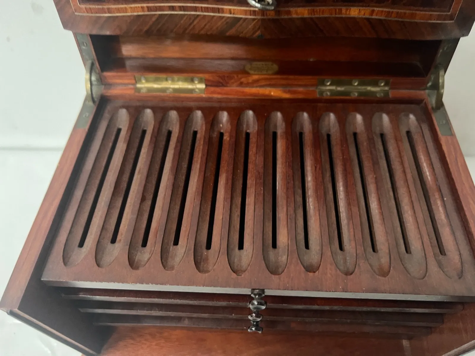 photo furniture 19th Century Cigar Box In Thuya Burl And Rosewood