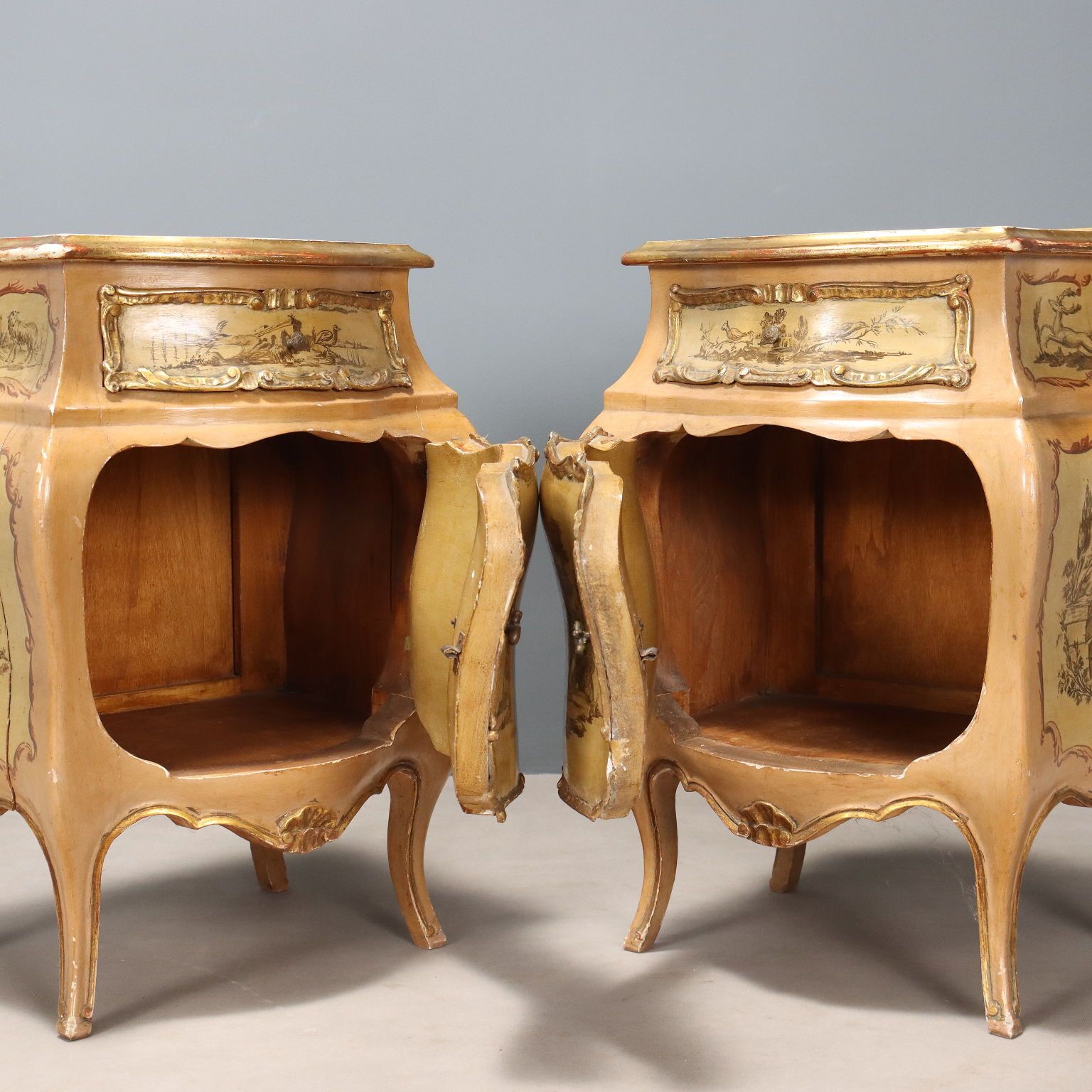 Coppia Di Comodini In Stile Barocchetto Veneziano photo Furniture