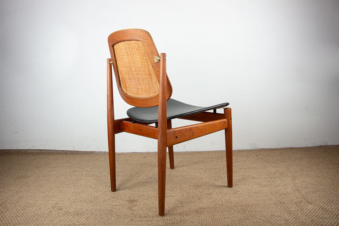 photo vintage Ensemble de 6 chaises danoises en teck, cannage et cuir, modèle FD 187, par Arne Vodder pour France & Son, 1956.