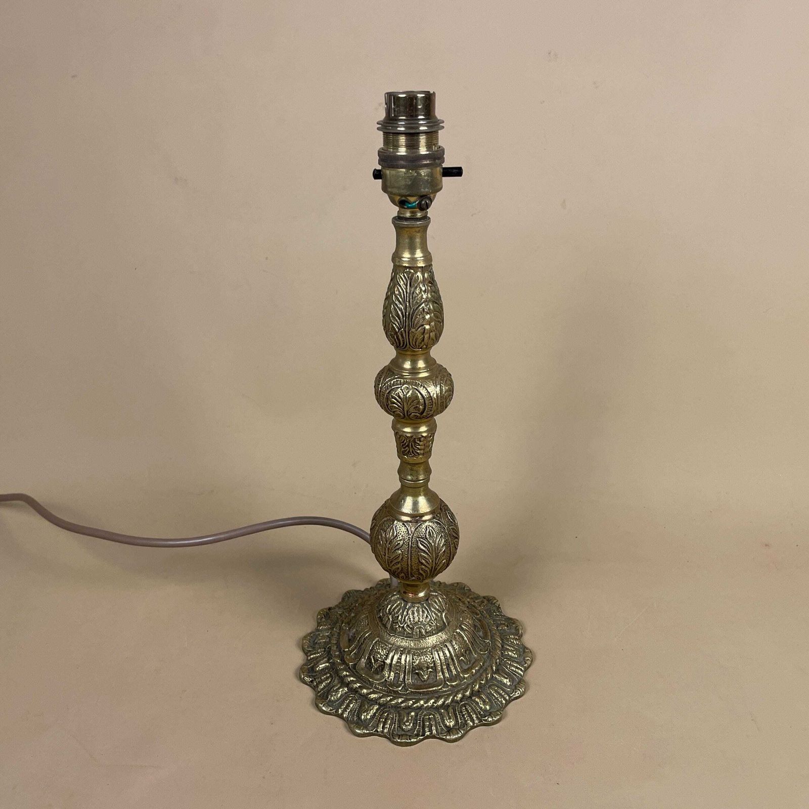 Antique Metal Gold Brass Lamp Light Bedside Side Table Desk Column Ornate Detail Round Scalloped Base Vintage Pattern Patterned Detail