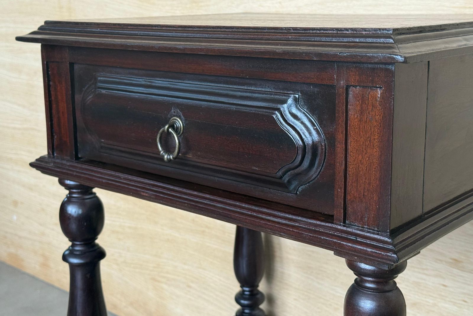 photo for sale Paire de tables de chevet espagnoles en noyer sculpté, pieds salomoniques et tiroir