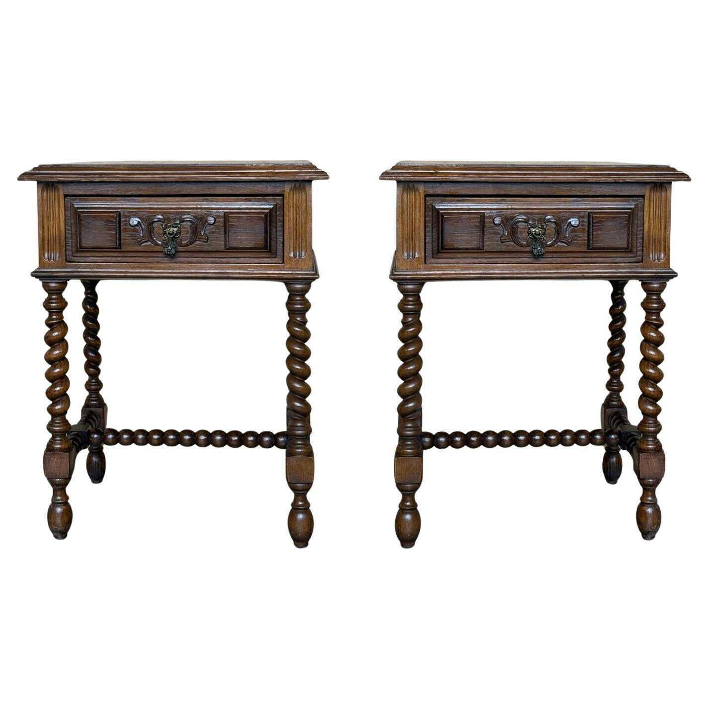Paire de tables de chevet espagnoles en noyer clair sculpté, pieds salomoniques et tiroir