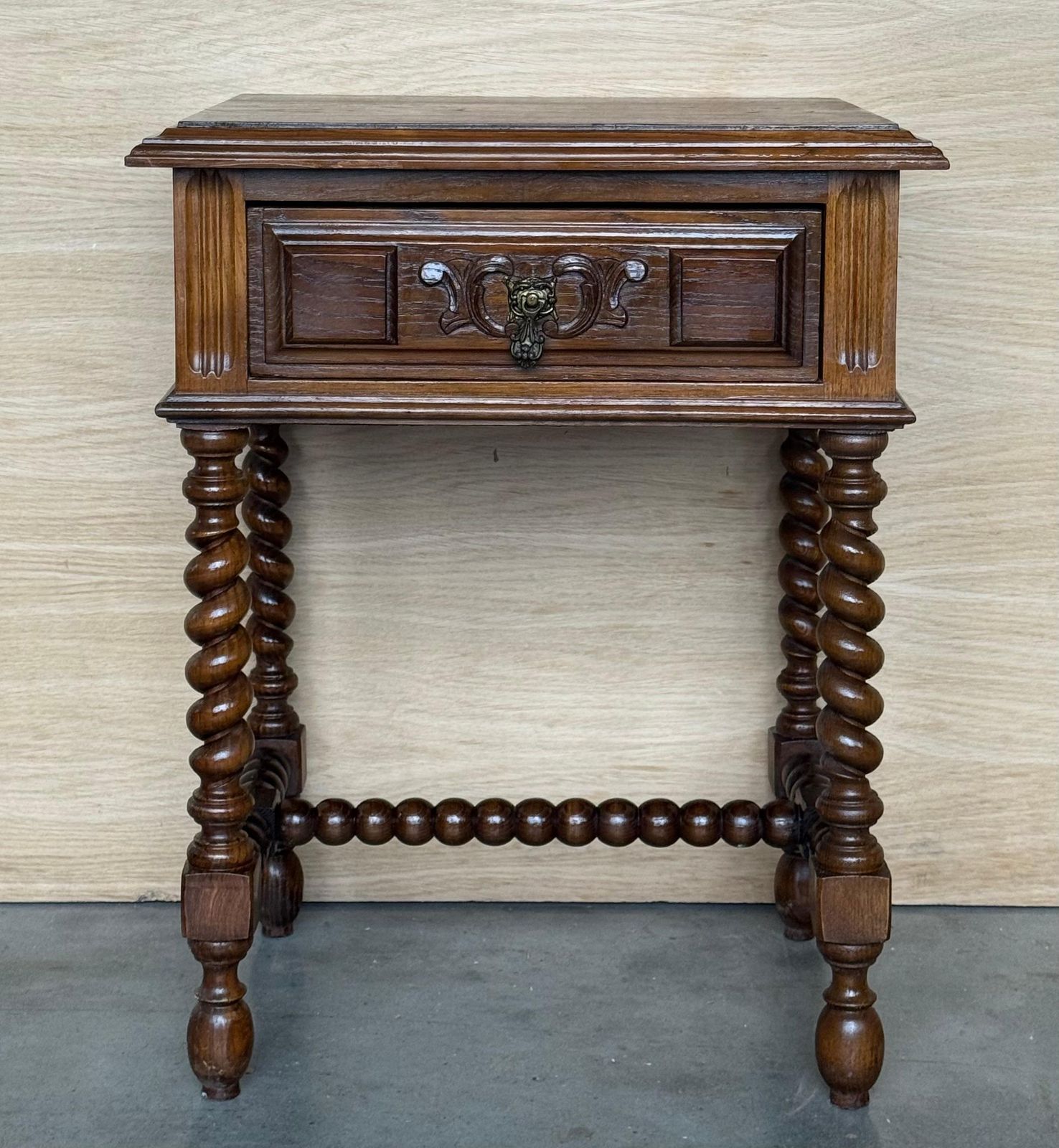 Paire de tables de chevet espagnoles en noyer clair sculpté, pieds salomoniques et tiroir photo furniture