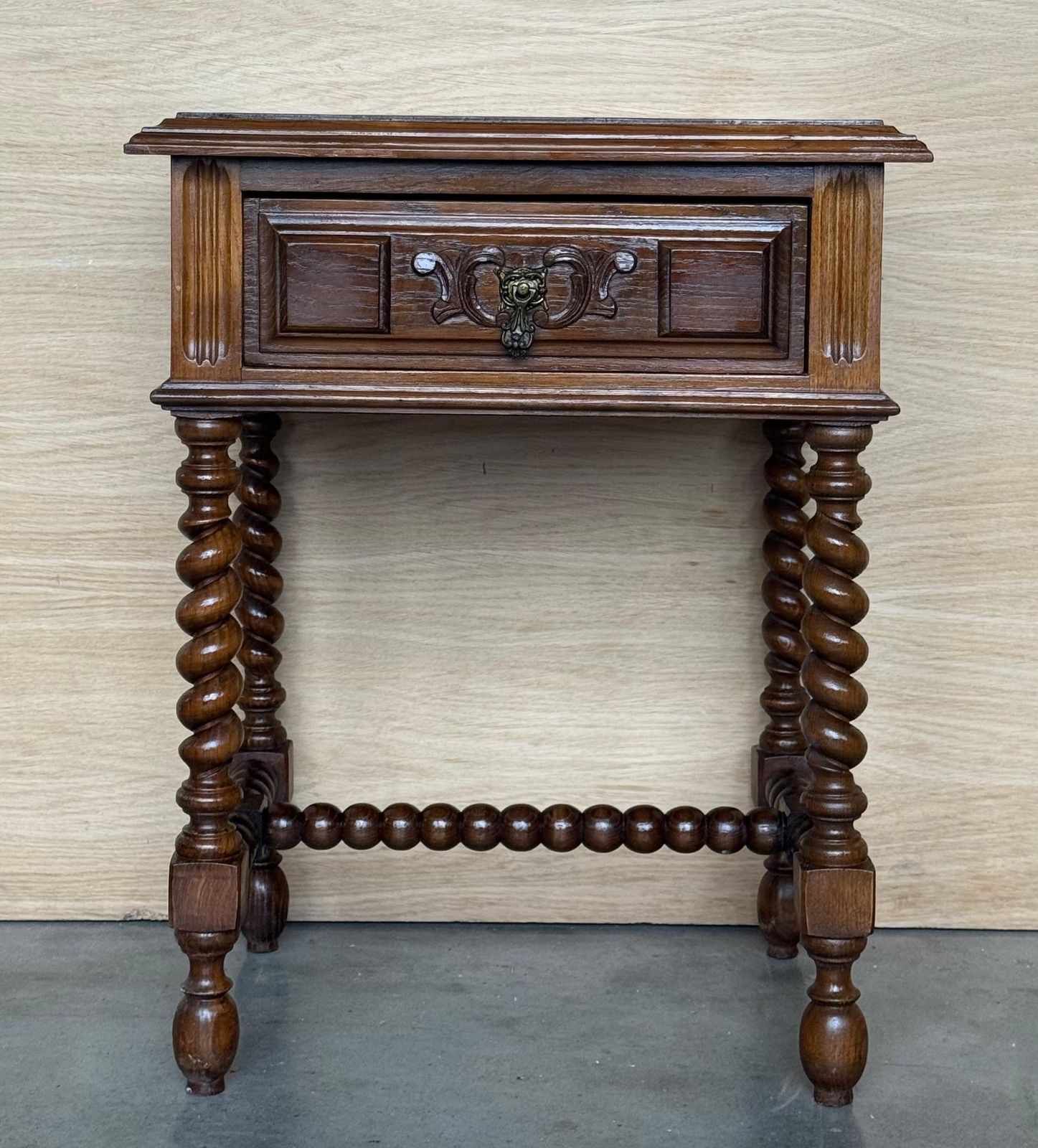 Paire de tables de chevet espagnoles en noyer clair sculpté, pieds salomoniques et tiroir photo for sale