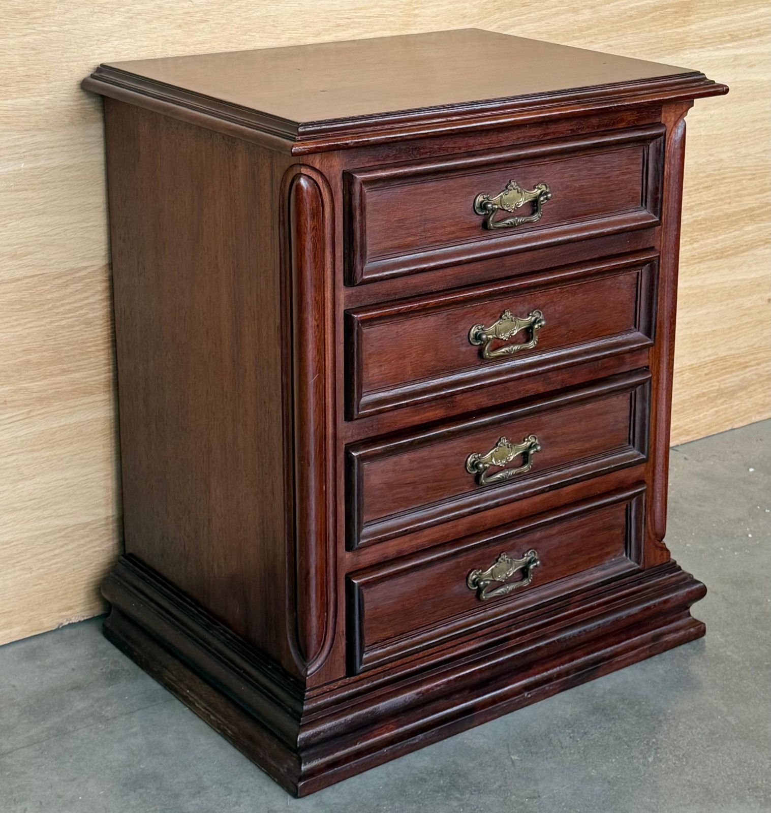Paire de petites commodes Chippendale en noyer massif ou tables de chevet photo 2509.0