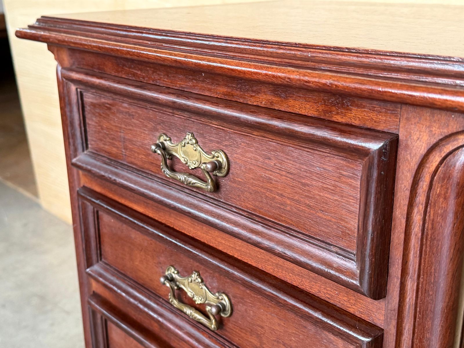 Paire de petites commodes Chippendale en noyer massif ou tables de chevet photo vintage