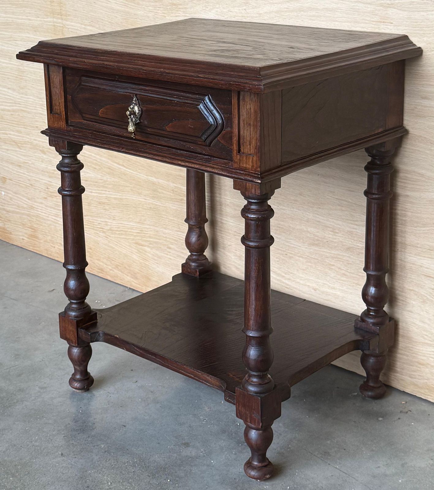 Paire de tables de chevet espagnoles, un tiroir et tablette basse photo 2237.0