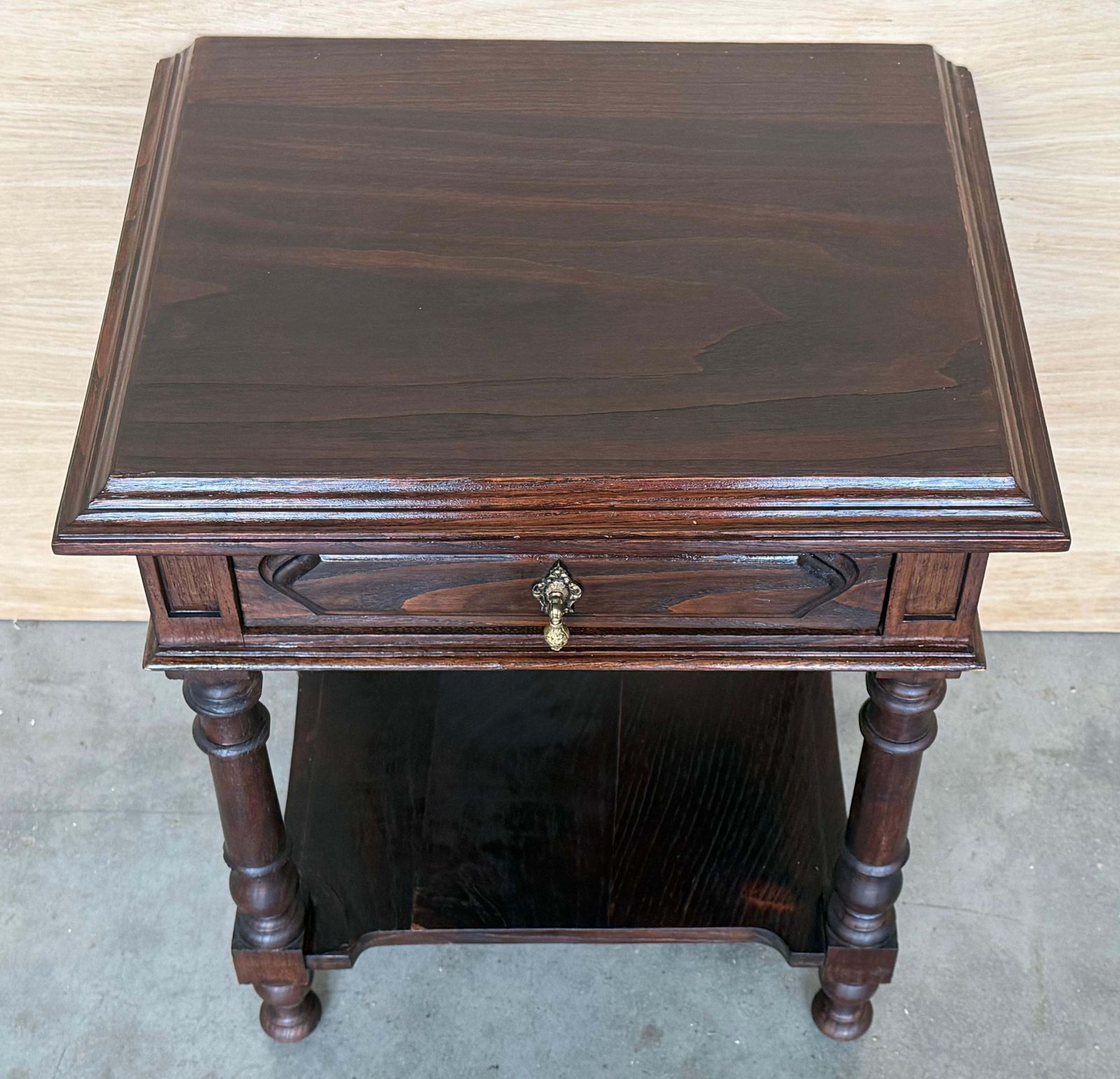 Paire de tables de chevet espagnoles, un tiroir et tablette basse photo vinterior