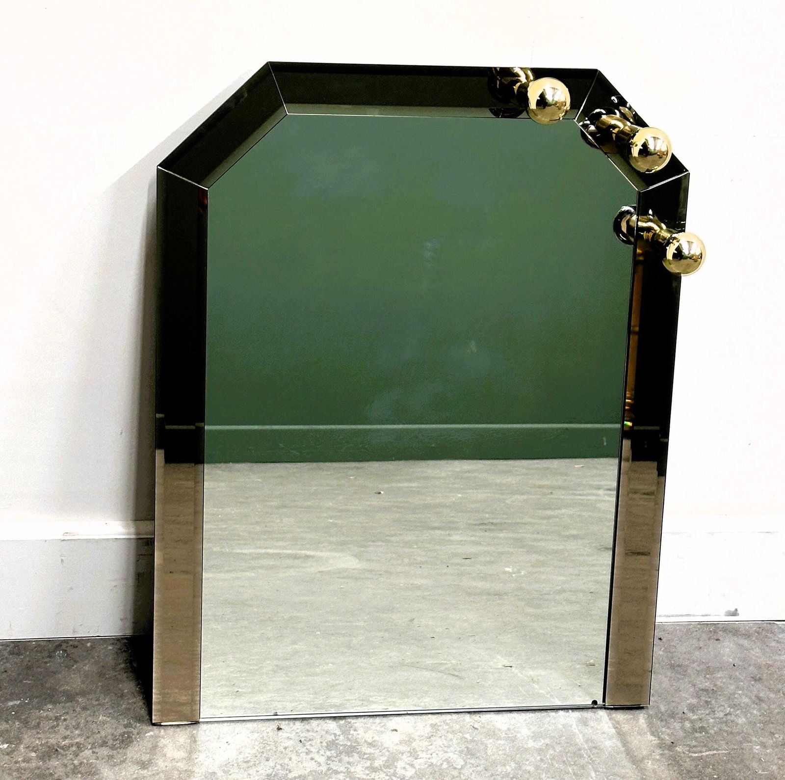 Vintage Duitse Wandspiegel Met Messing En Gerookt Spiegelglas, Gefacetteerde Bovenzijde, Jaren 1980. photo for sale