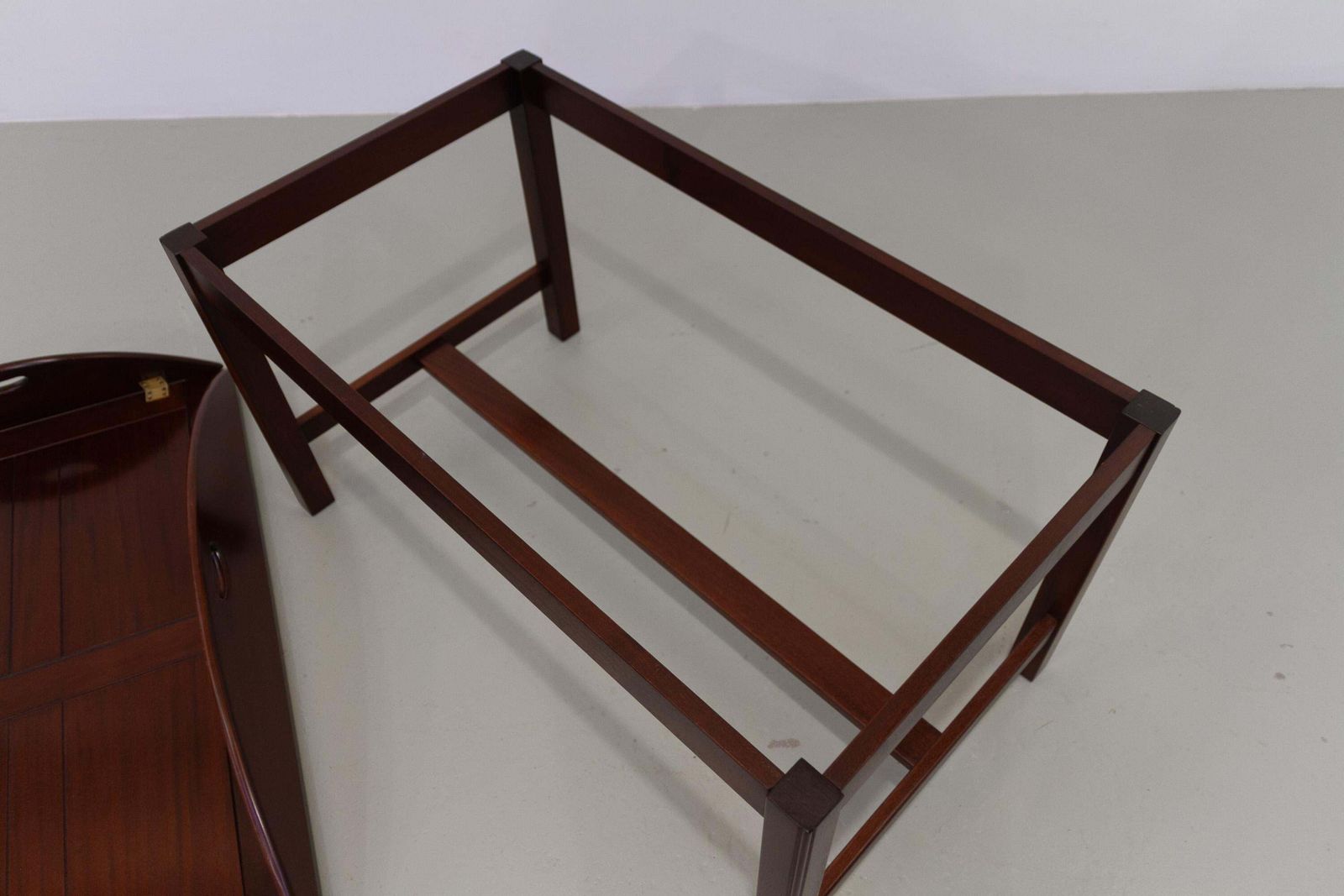 photo vinterior English Mahogany And Brass Butler's Tray Coffee Table, 1960s.