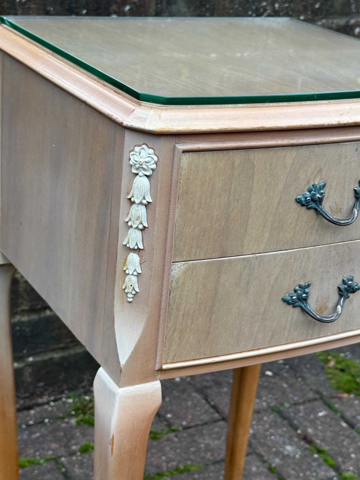 photo vinterior Vintage French Style 1950s Bedside Table With Glass Top And Two Drawers – Elegant Furniture Bedside Drawers