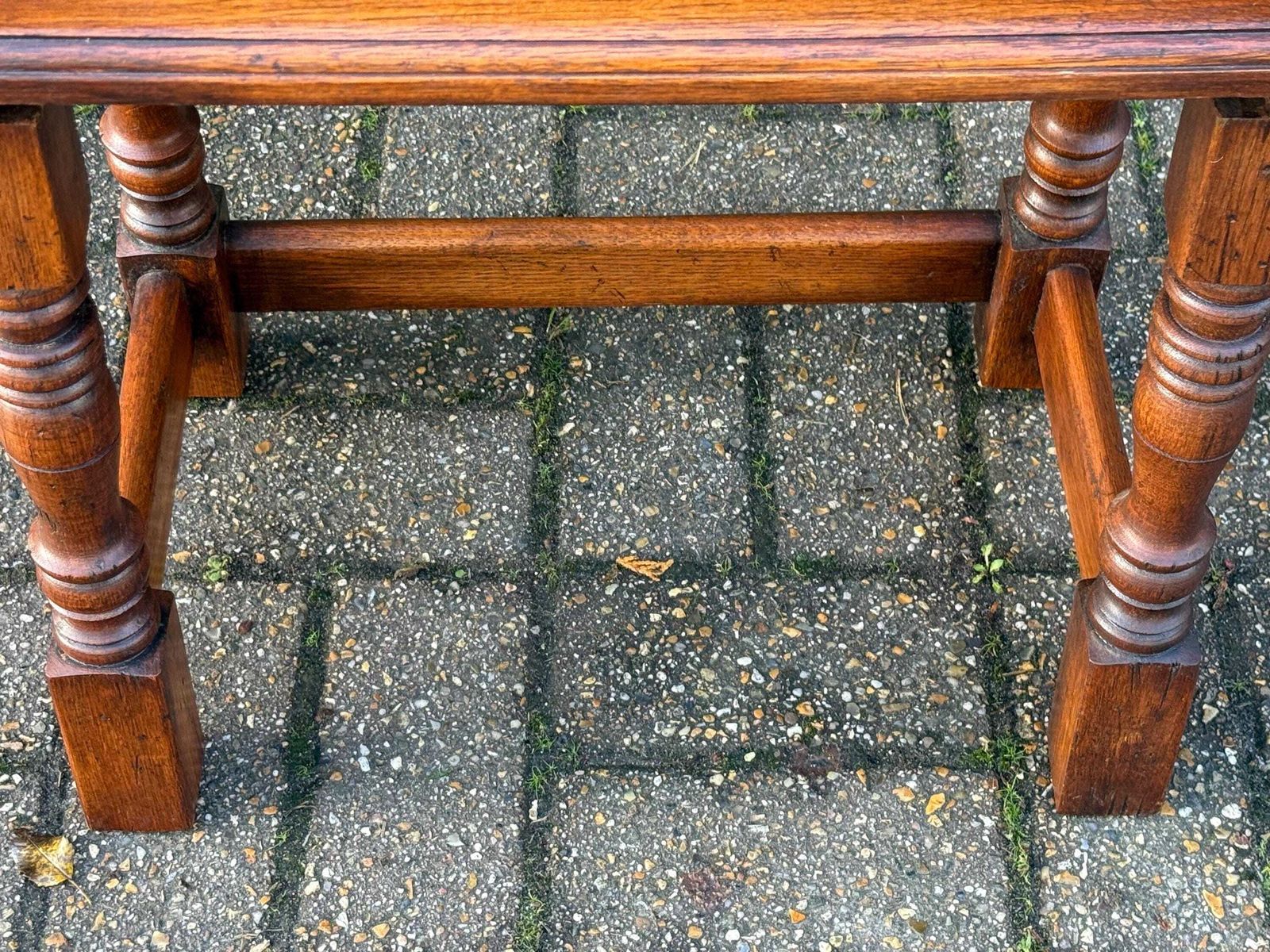 photo vintage Quality Vintage Solid Wood Small Side Table English Traditional Occasional Table C1950s (49cm W, 44cm H)