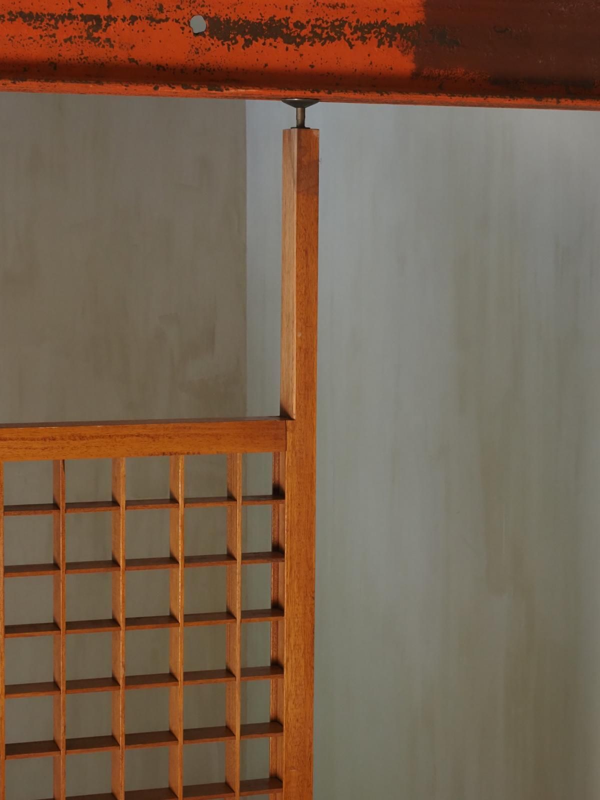 photo vintage Wooden Room Divider With Lattice Design