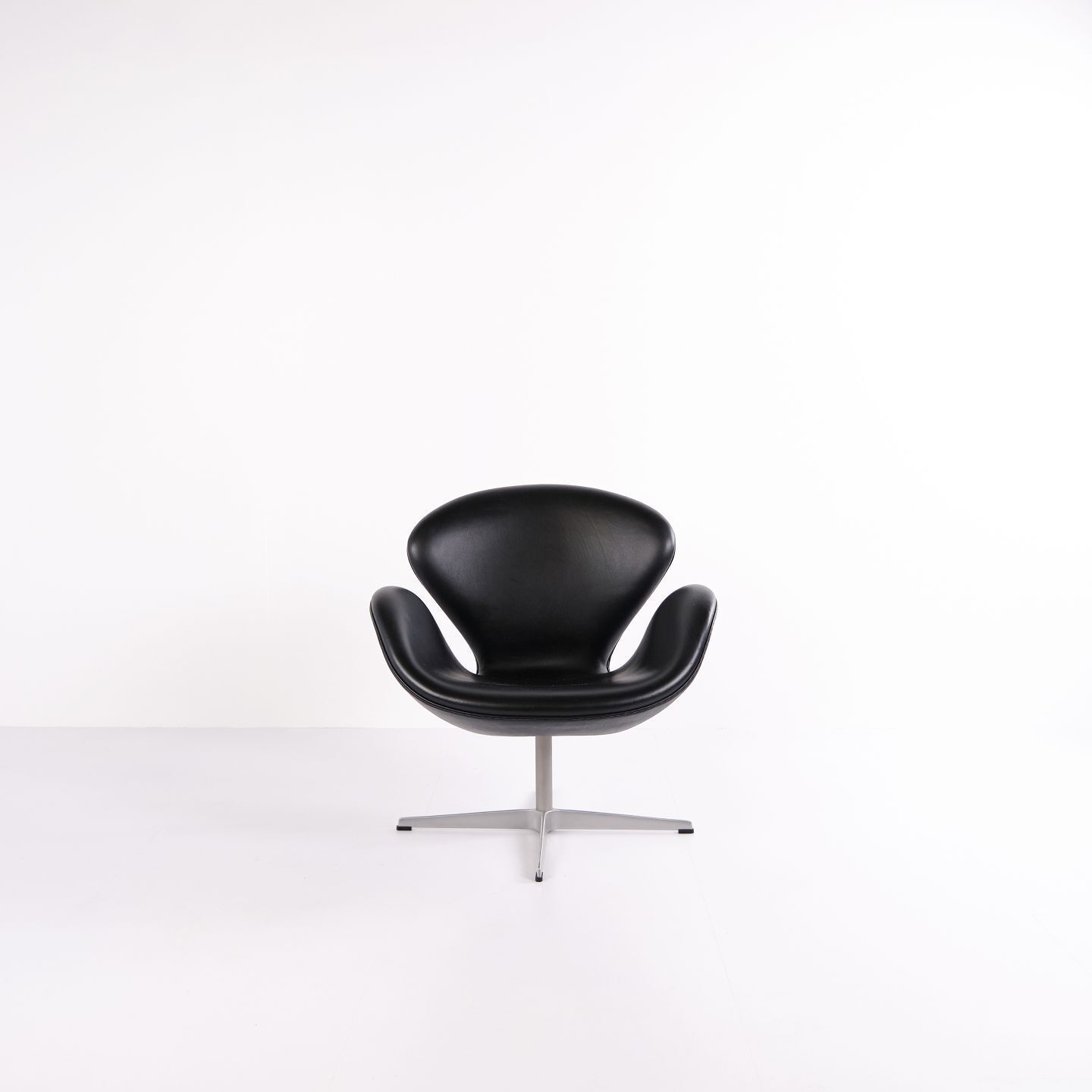 Swan Chair – Arne Jacobsen – Black Elegance Leather – Fritz Hansen – 2002