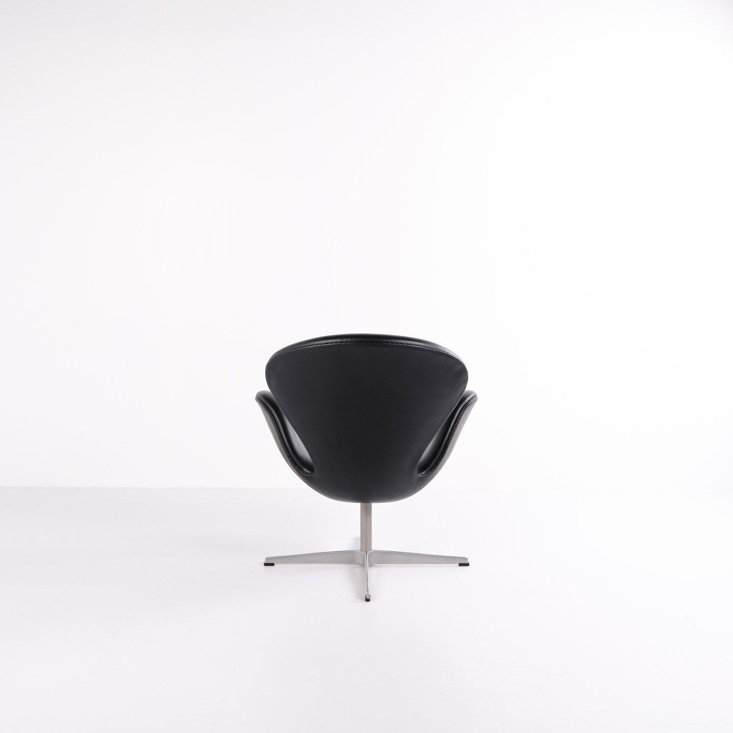 Swan Chair – Arne Jacobsen – Black Elegance Leather – Fritz Hansen – 2002 photo for sale