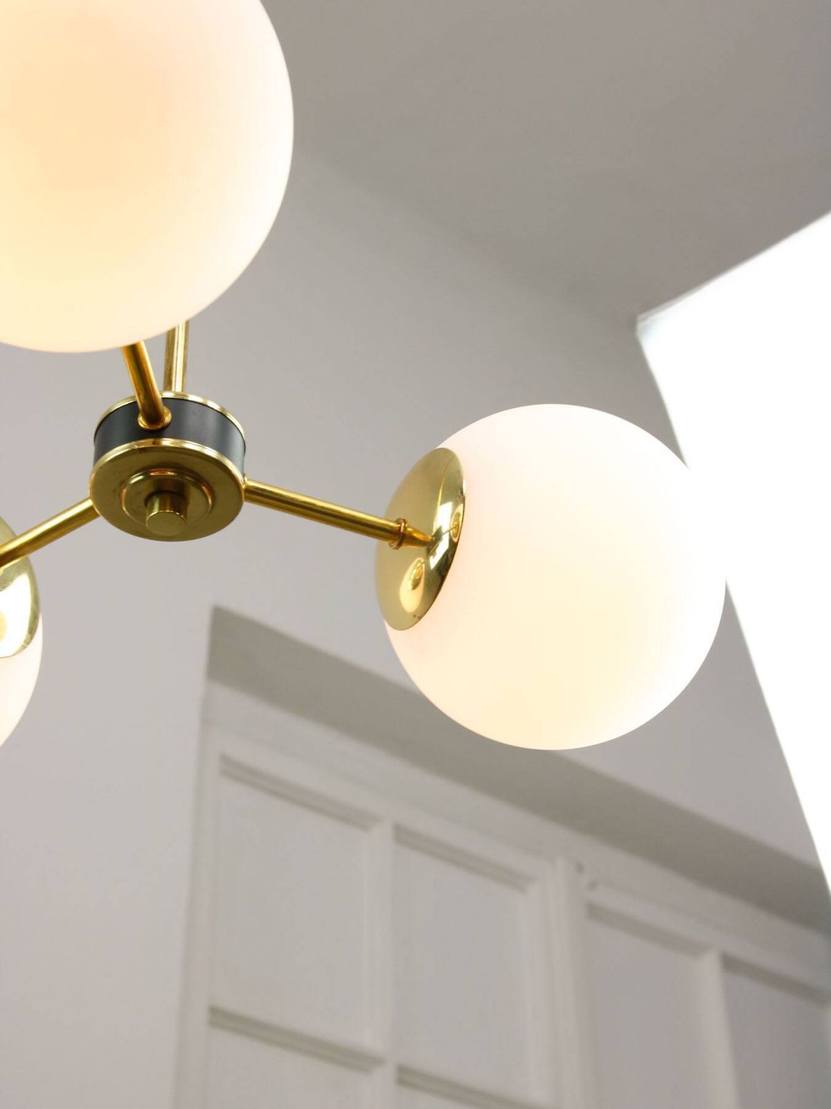 photo vinterior Mid Century Modern Italian Chandelier In Brass And Opaline Glass, 1960s