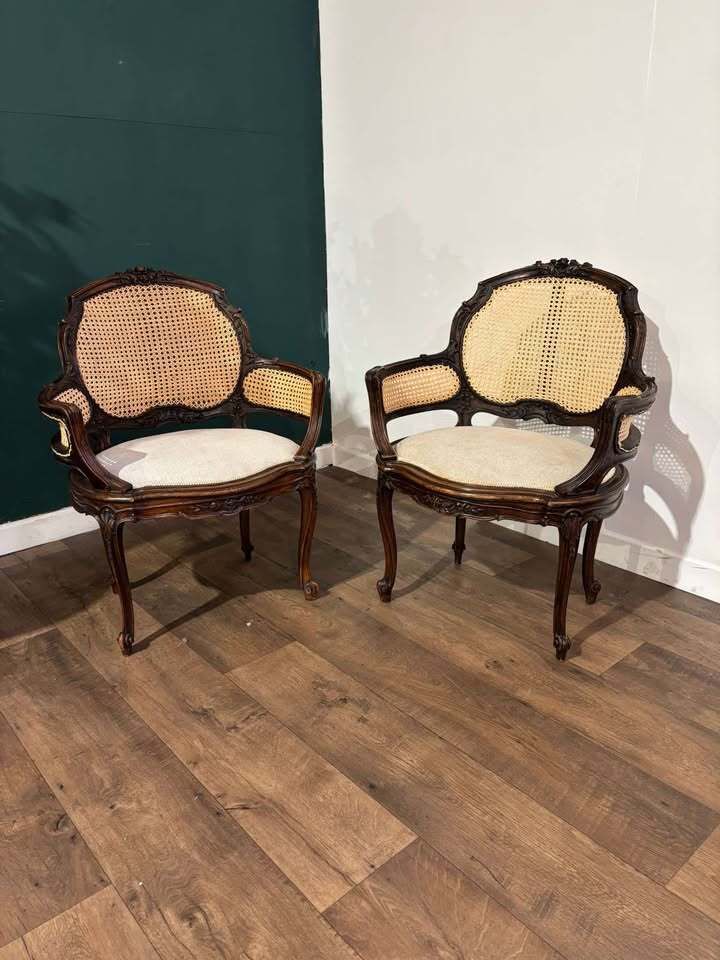 photo vinterior Pair Of French Louis XV Style Walnut Bergere Elbow Chairs