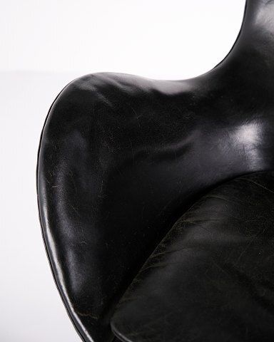 The Egg   Arne Jacobsen   Black Original Leather   Fritz Hansen   1950s   Older Model photo vintage