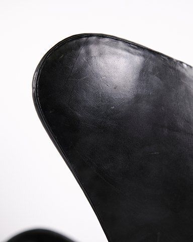 photo furniture The Egg   Arne Jacobsen   Black Original Leather   Fritz Hansen   1950s   Older Model