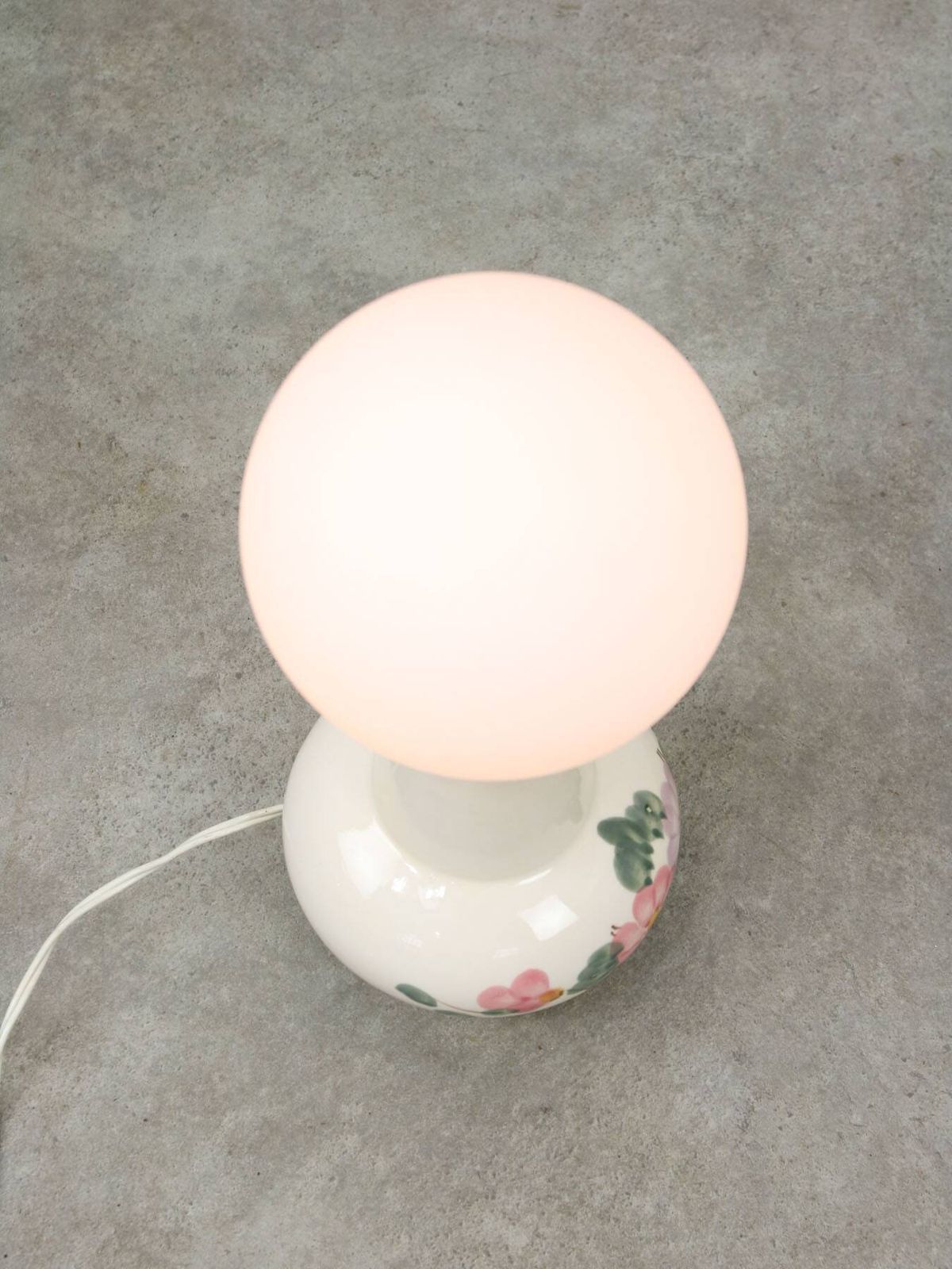 photo furniture Mid Century Italian Floral Table Lamp In Ceramic And Opaline Glass