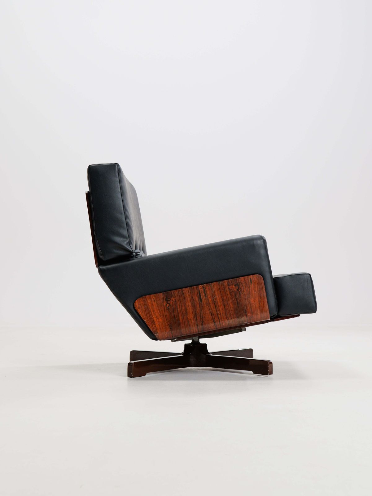 Swivel Rosewood Model 401 Armchair By Menilio Taro For Cinova, 1960s photo vintage