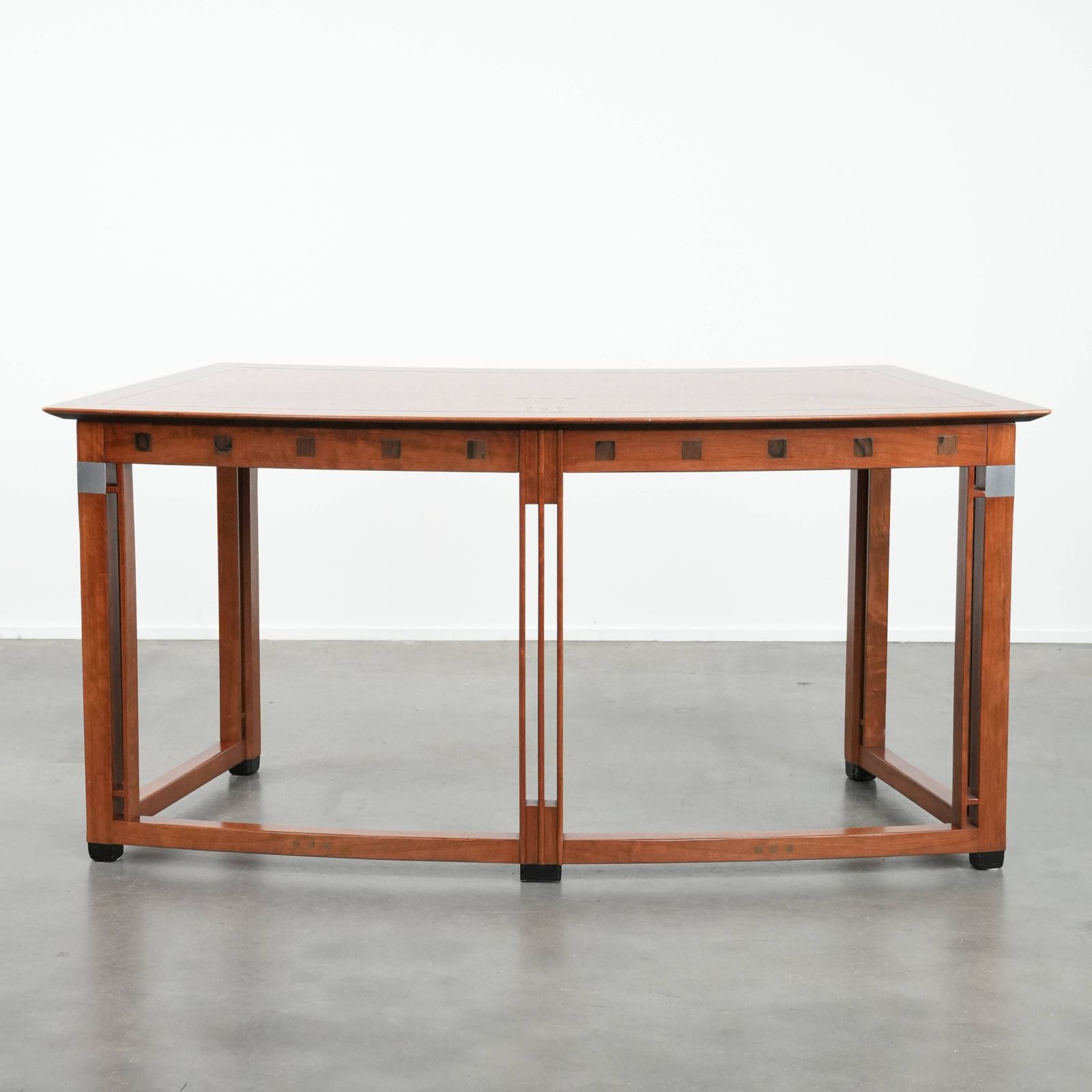 Gebogen Art Deco Bureau Met Elegante Vormen En Mooie Afwerking