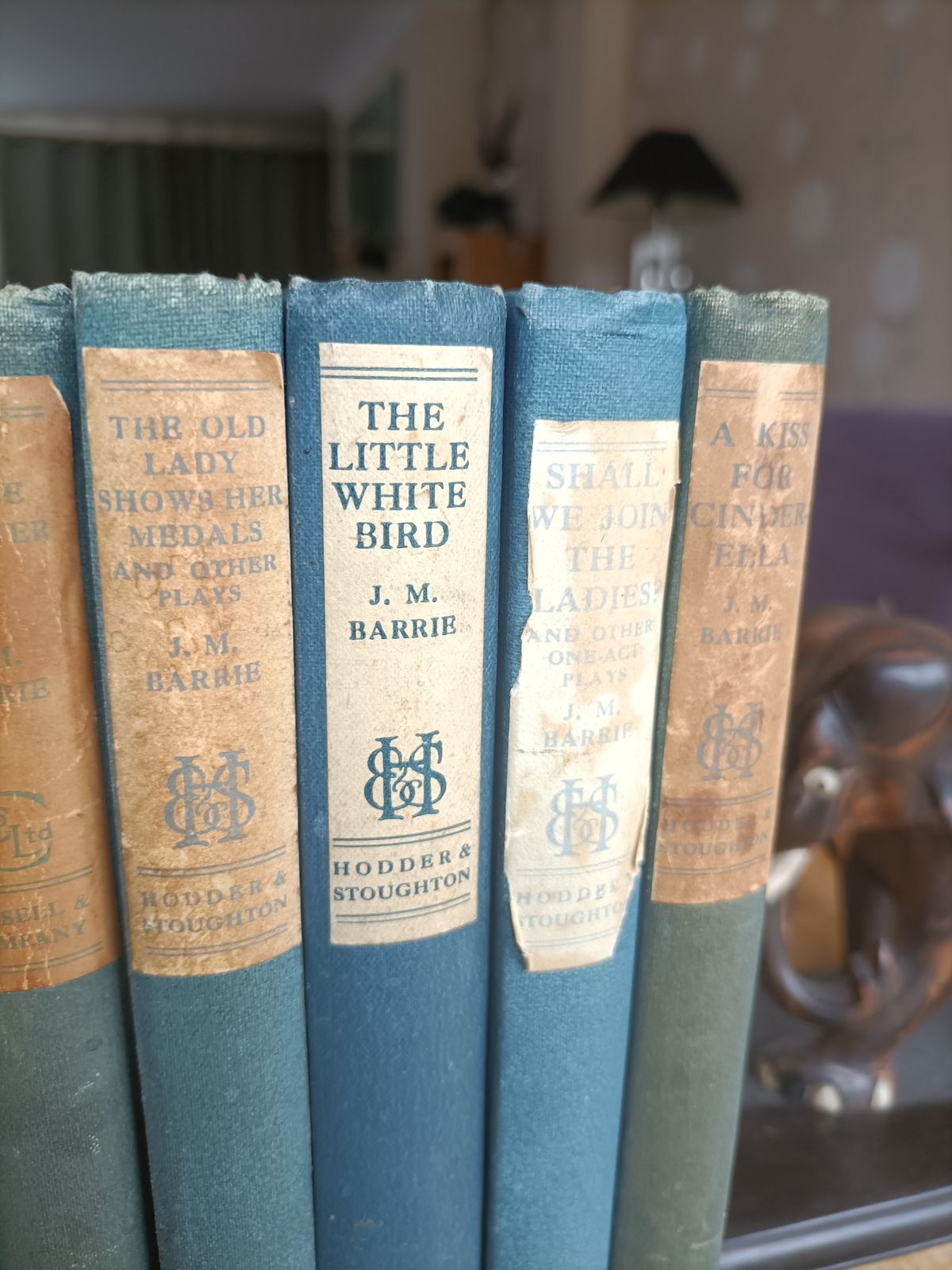 16 Plays And Works Of J.M.Barrie In Hardback. photo Home Decor