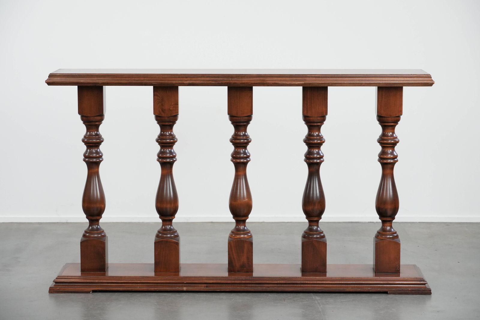Stijlvolle En Elegante Klassieke Sidetafel/Balustrade/Halconsole Uit De 20e Eeuw photo Meubels