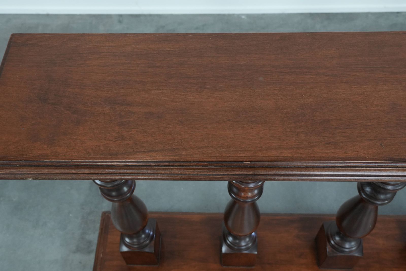 Stijlvolle En Elegante Klassieke Sidetafel/Balustrade/Halconsole Uit De 20e Eeuw photo vinterior
