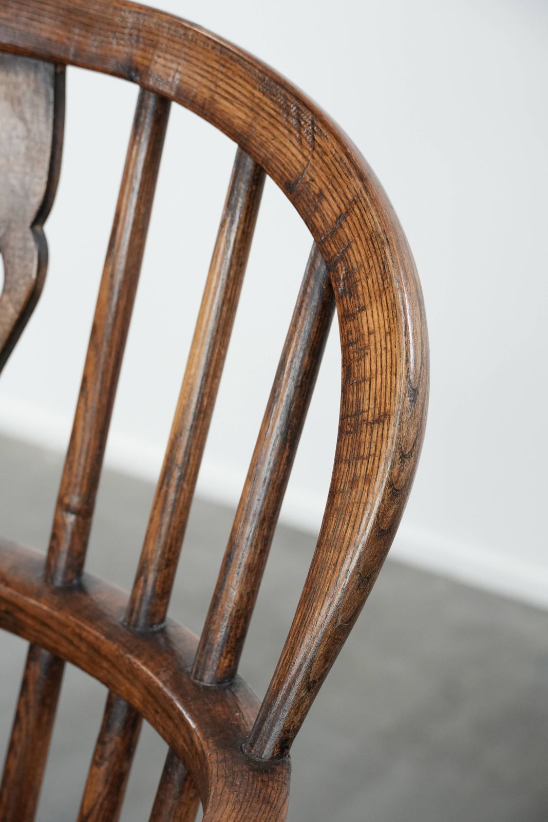 photo vintage English Antique Set Of 2 Windsor Chairs With Character, A Beautiful Color Scheme And A Beautiful Patina
