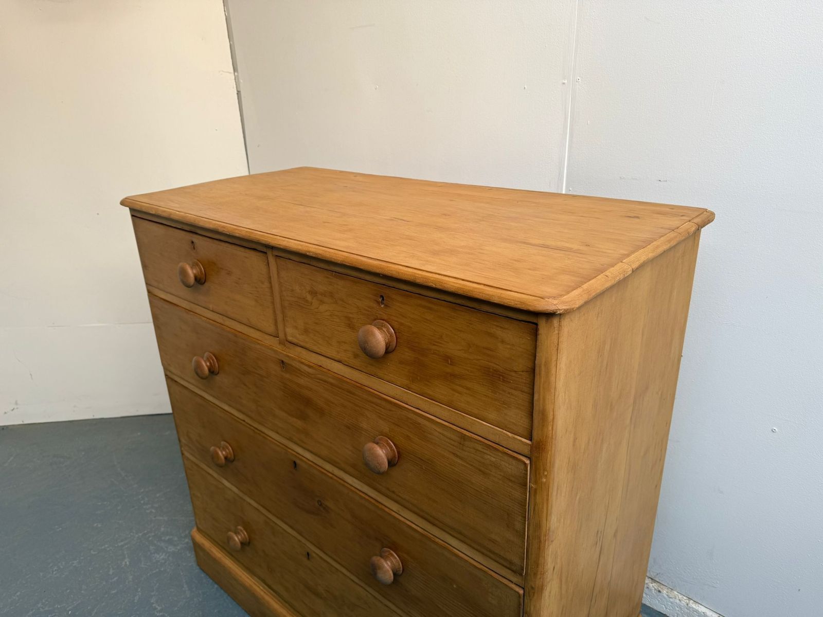 A Large Deep Waxed Victorian Pine 5 Drawer Chest Of Drawers photo Furniture
