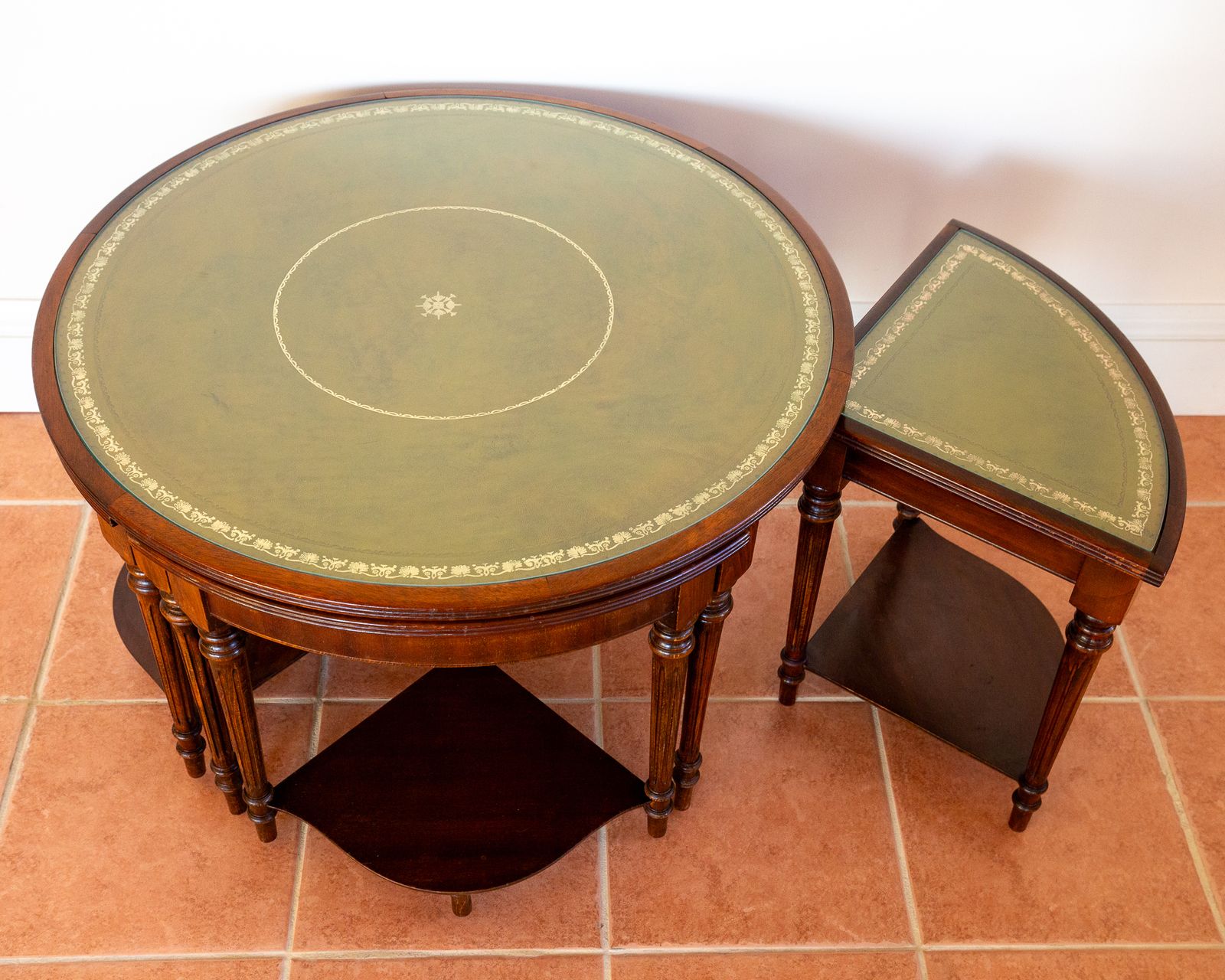 photo vintage Campaign Style Leather Top Mahogany Nesting Centre Coffee Tables Glass Embossed Stencilled Leather Occasional Cocktail Tables Nest Of Tables Segmented