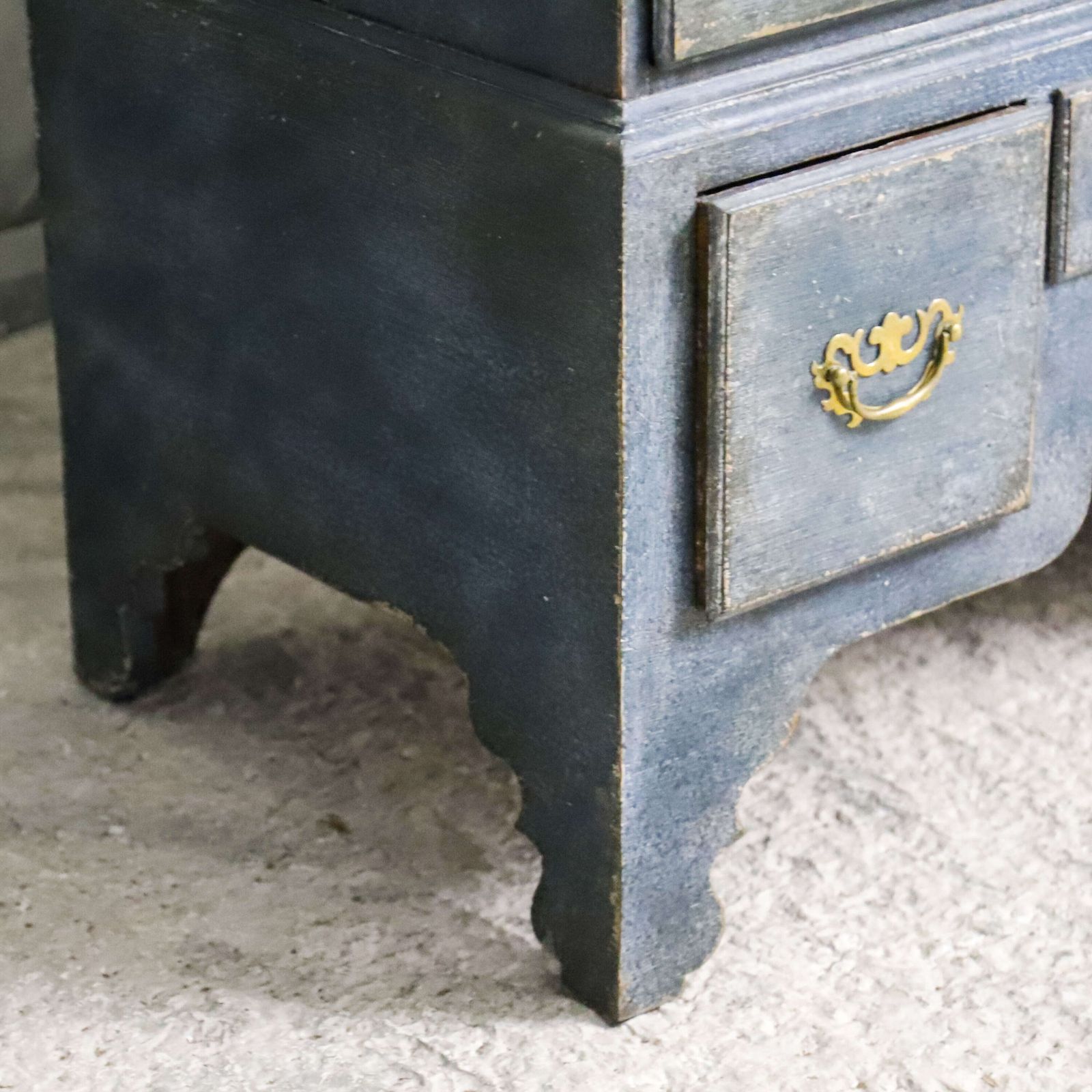 photo vinterior Georgian Chest On Stand C.1760 1780 In Distressed Mottled Blue Finish