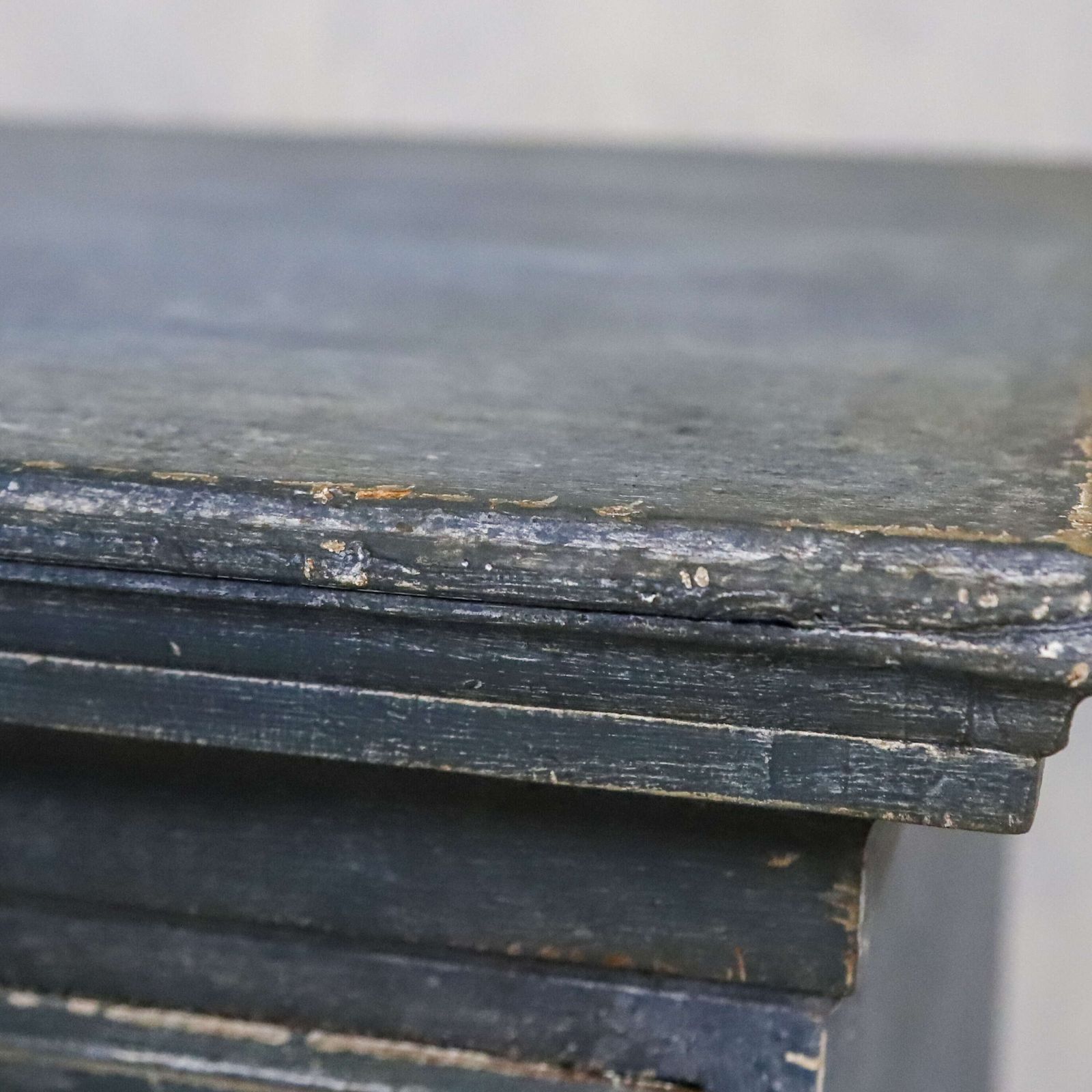 photo vintage Georgian Chest On Stand C.1760 1780 In Distressed Mottled Blue Finish