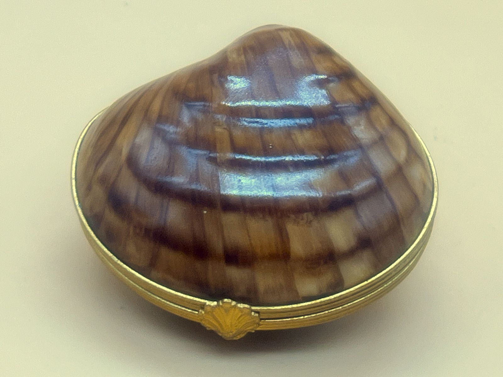 Artoria Limoges Porcelain France Venus Clam Shell With Luster Design Hand Painted Trinket / Jewelry Box With Clasp Fastener.