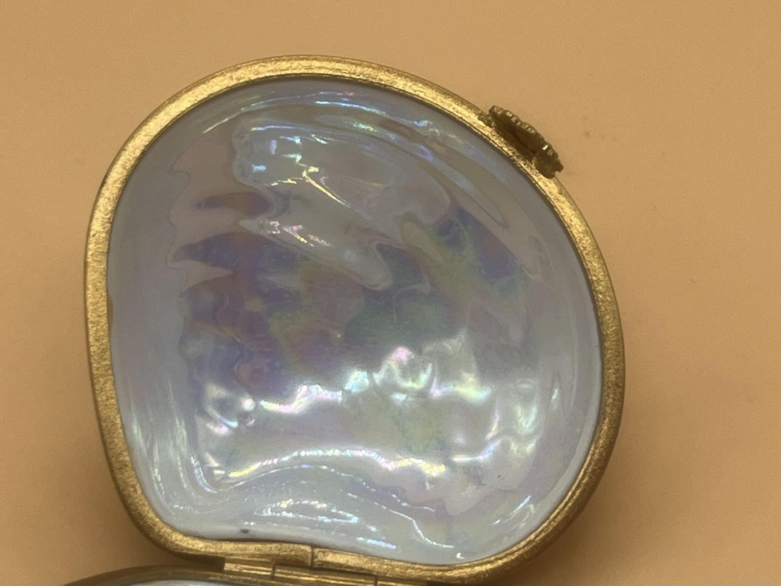 Artoria Limoges Porcelain France Venus Clam Shell With Luster Design Hand Painted Trinket / Jewelry Box With Clasp Fastener. photo Home Decor