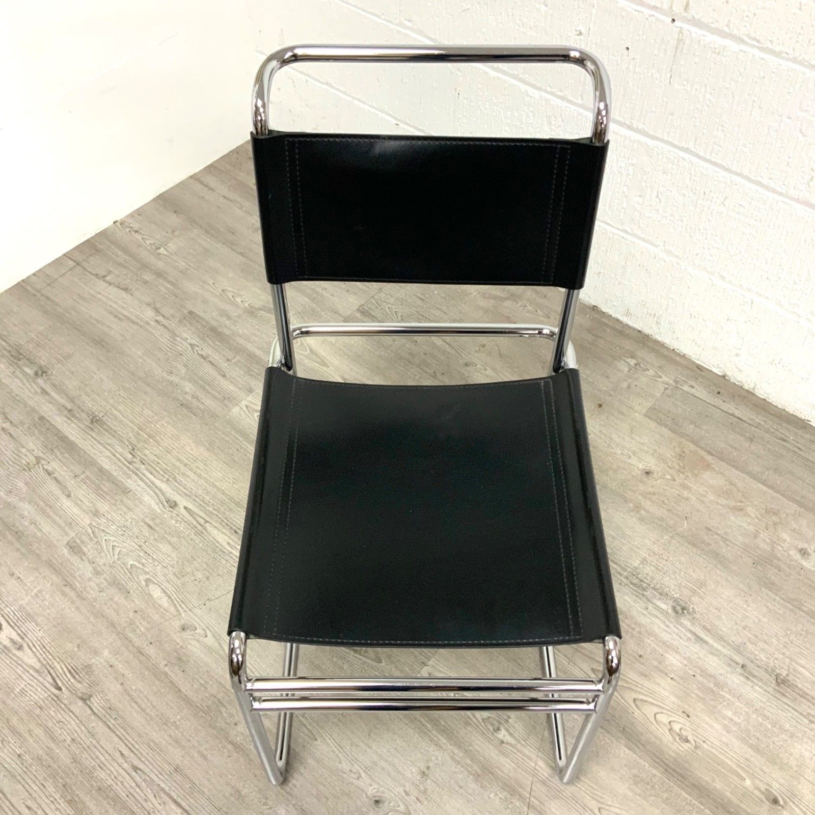 photo vintage A Set Of 4 Marcel Breuer B40 Dining Chairs Black Leather By Tecta Dated 1999